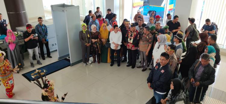 TIBA DI BALIKPAPAN, WAKIL GUBERNUR KALTIM SAMBUT ROMBONGAN BUPATI BULUKUMBA DAN KKB